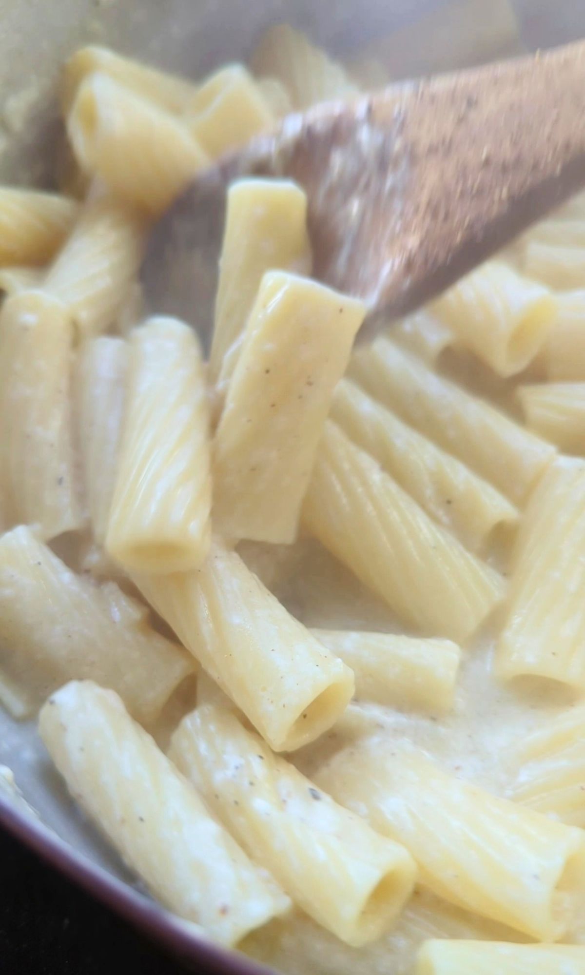 creamy cacio e pepe pasta in a pot with cheesy sauce and black pepper