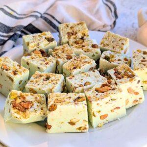 white chocolate pistachio fudge recipe with nuts and white chocolate chips